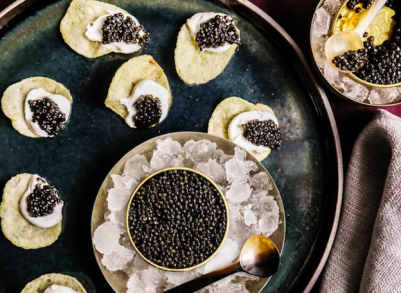 吃魚子醬原來要用這種湯匙！一次搞懂「黑色黃金」魚子醬等級、吃法、禁忌與功效