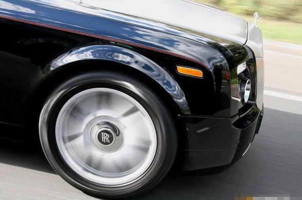 Rolls-Royce不靠修圖！　勞斯萊斯車輪上的Logo永遠「很正」的秘密是什麼？