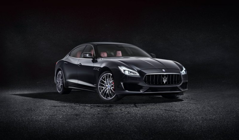 瑪莎拉蒂生產史上第一輛配置賽車引擎的四門轎跑車 Maserati Quattroporte跟金馬獎同年
