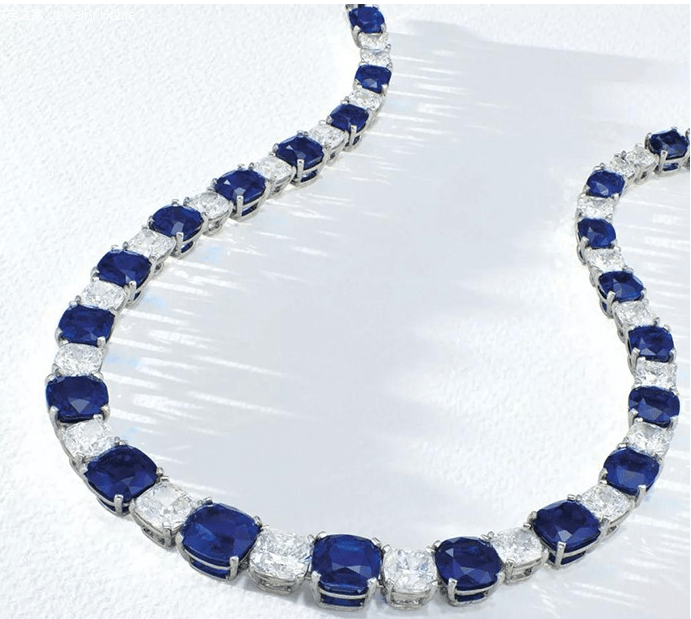 再創最貴藍寶石拍賣紀錄 4.5億藍寶石項鍊落槌震驚珠寶界