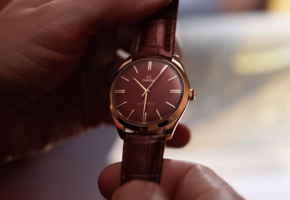 有特殊意義的紅色琺瑯 OMEGA 碟飛Trésor 125週年紀念錶