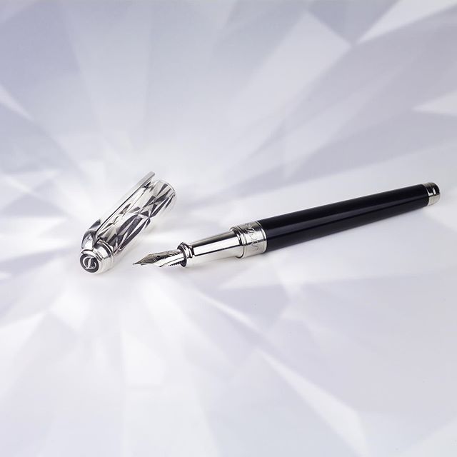 S. T. Dupont運用鑽石浮雕和巴黎釘紋鐔詮釋品牌經典的Line D系列
