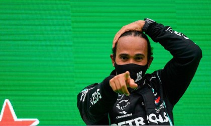 F1宾士AMG新车神Hamilton戴着幸运表庆祝打破舒马克纪录