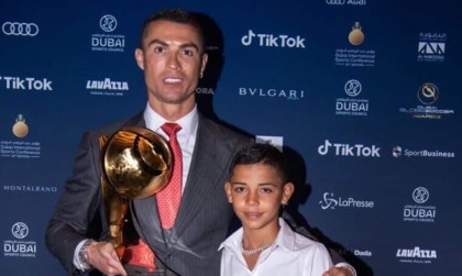 C羅獲頒世紀最佳球員獎 和兒子出席典禮各戴一款超稀有滿天星鑽錶