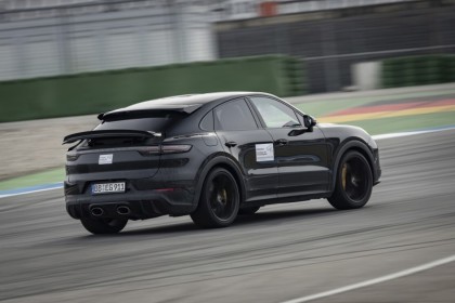 比拼赛道跑车 保时捷Porsche Cayenne全新高性能车款测试中