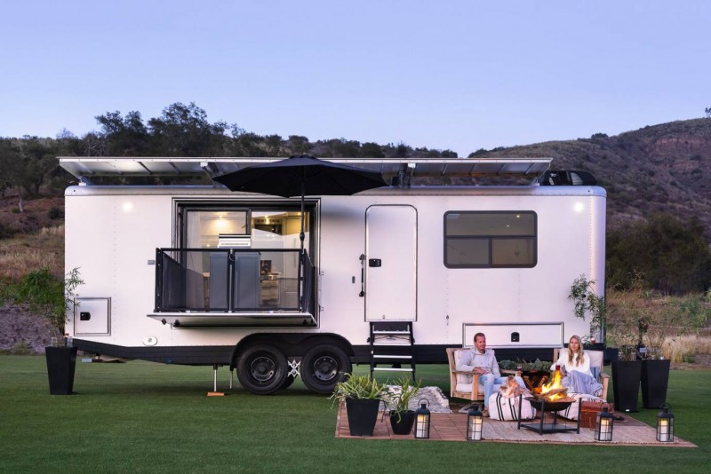 五星級太陽能露營旅行車宛如「移動豪宅」  還能幫你的電動車充電