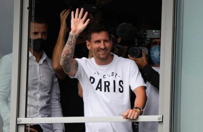 阿根廷足球一哥梅西转投法甲豪门巴黎圣日耳曼 手戴名表与家人共同抵达法国