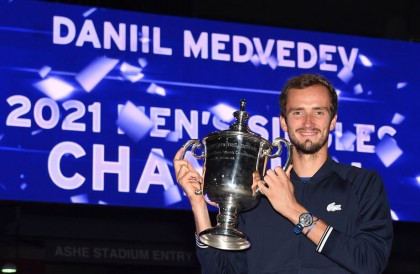 贏得首座大滿貫！ 俄國好手Medvedev戴稀有手錶領取美網冠軍獎盃