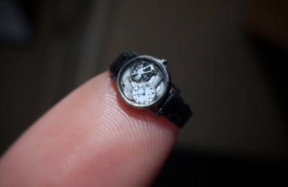 国外艺术家打造世界最小高级手表 体积小到可当戒指