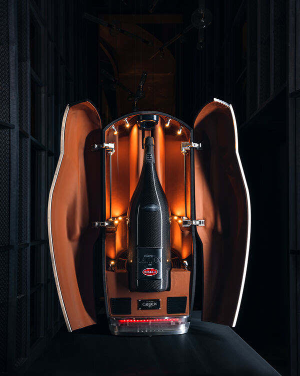 Bugatti“顶级香檳”连瓶身都是碳纤维  37个步骤历经150小时精酿