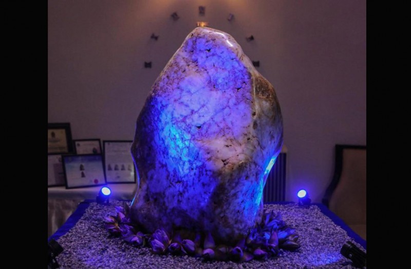 斯里蘭卡罕見超大天然藍寶石「亞洲皇后」首次亮相！重達310公斤初估價值一億美金