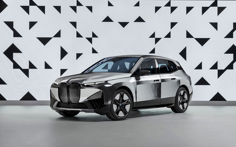 BMW发表2022最新科技绝活“汽车可以随时变色”
