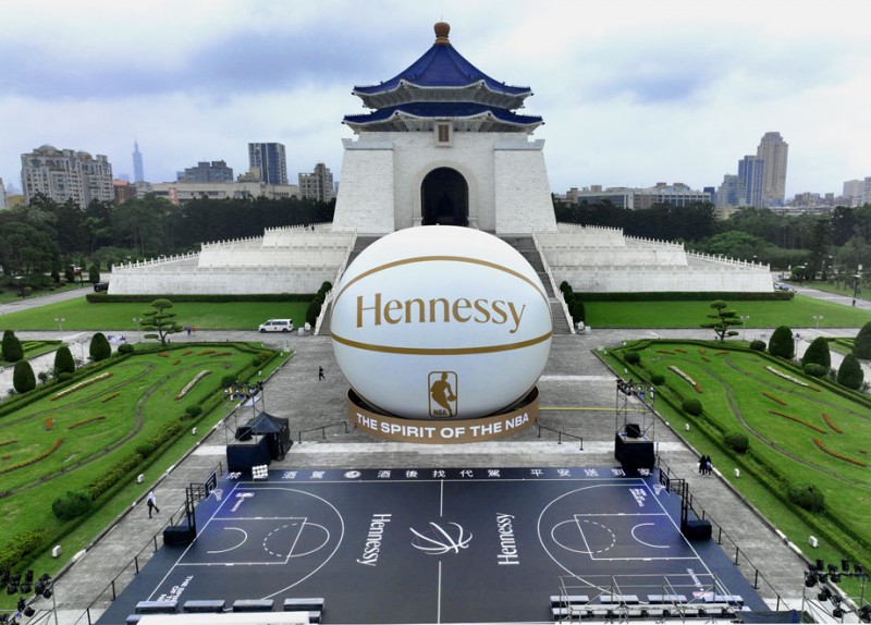 軒尼詩 x NBA 全球唯一聯名巨型籃球地景與潮玩籃球場  