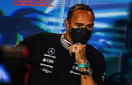 七届F1冠军路易斯汉米尔顿抗议F1珠宝禁令 出席记者会全身戴满名表珠宝