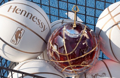 NBA球迷疯抢！轩尼诗百乐廷致敬NBA 75周年罕见“水晶篮球”瓶身