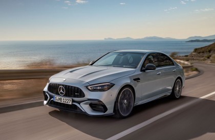 搭载世界最强四缸、混动680匹 宾士AMG C 63 S E Performance驾到