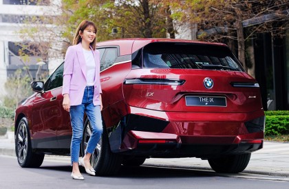 时尚贵妇Melody驾驶BMW iX纯电休旅释放女性光芒